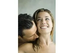 亲吻女人脖子的 男人