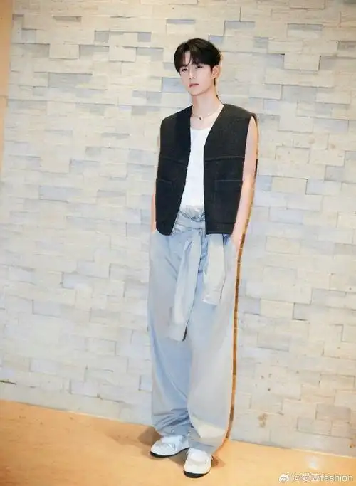 乐华家族演唱会王一博##王一博红黄绿应援色