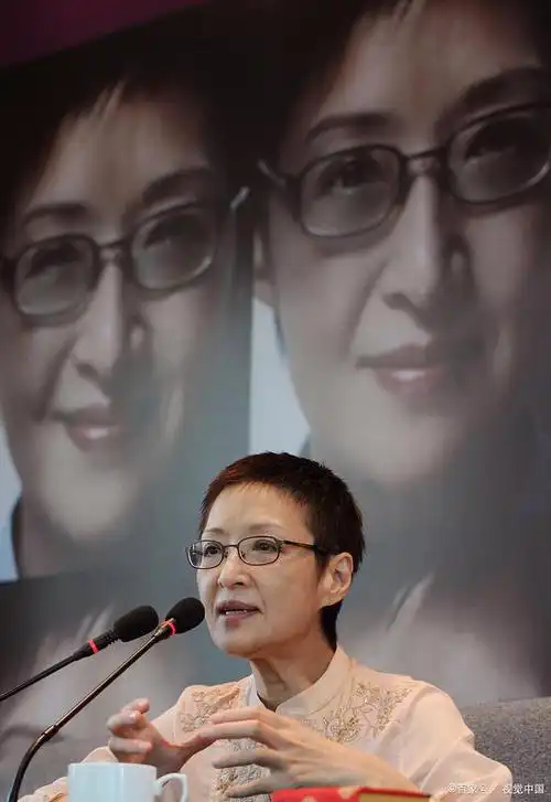 胡因梦70岁老年状态怎样穿衣打扮和剪短发,活出无懈可击的优雅