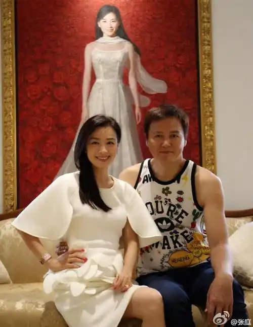 46岁的"酒窝美女"张庭和56岁丈夫林瑞阳近照 网友:过得幸福炫耀一下