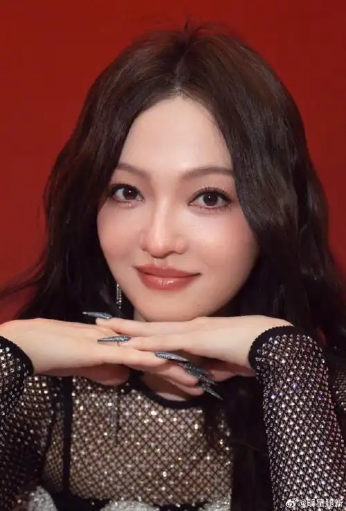 张韶涵暗夜风造型不穿鞋露美脚