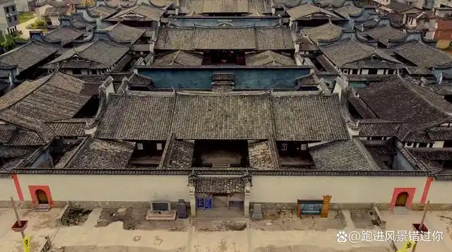 在福建省闽清县坂东镇,矗立着一座玉带环腰的精美古厝,它是中国现存