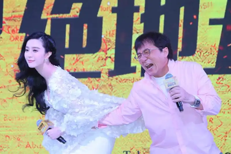 范冰冰发布会现场演示防狼术