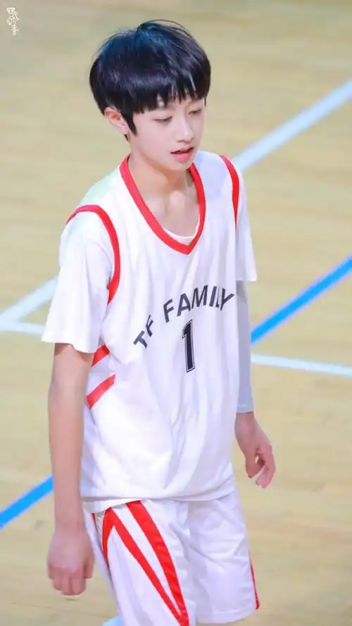 朱志鑫[超话]#/181222 tf家族冬季运动会7615篮球90小鑫好a啊