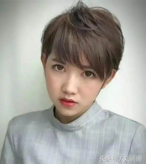 长脸最适合的发型女孩短发,发型剪来剪去,最值得尝试的还是短发,美到