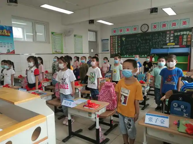 瞧,我们的站姿～站如松.