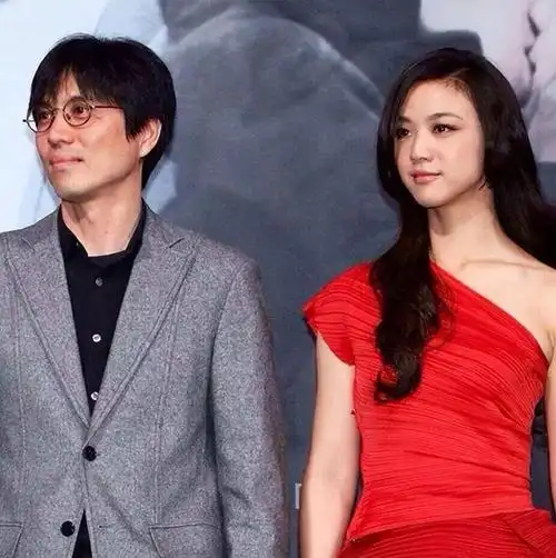 2008年,陈冠希的照片门事件曝光,引发广泛争议.