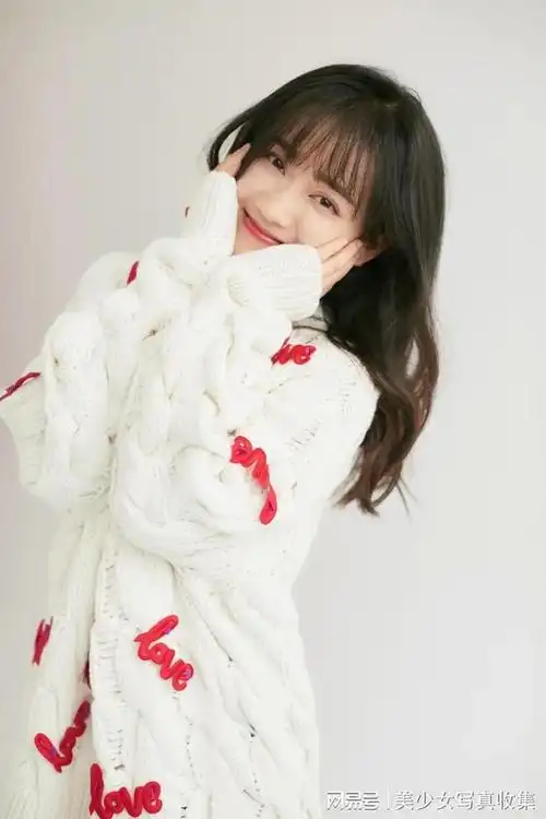 67郑湫泓笑起来俏丽可人洋溢着甜美的时尚气息
