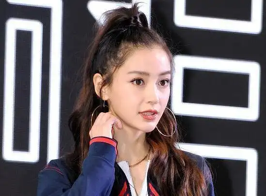 杨颖angelababy扎高马尾 打造时髦少女风