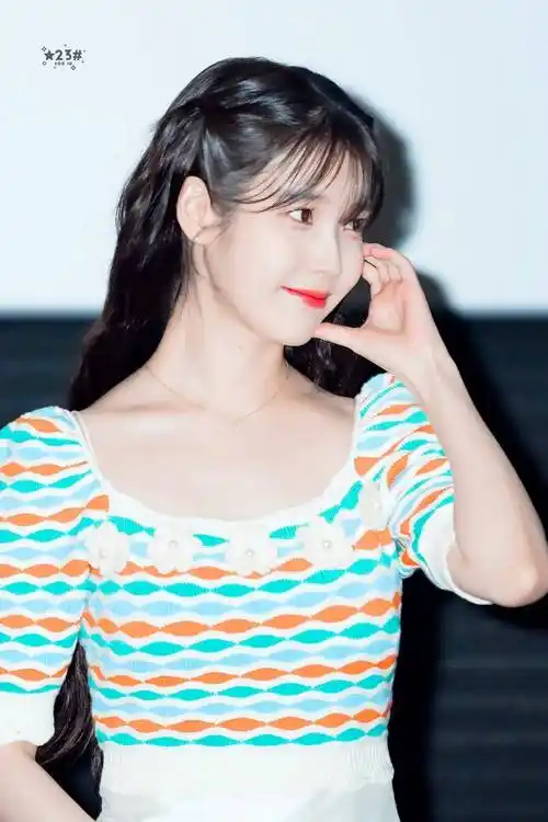 李知恩iuaena条纹上衣俏皮写真