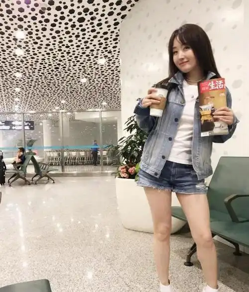 露肩装像少女50岁杨钰莹现身付笛声夫妇家中秀身材