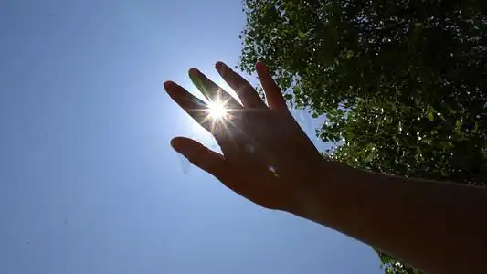 实拍指尖透光遮挡太阳