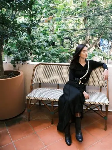 刘诗诗演绎辣妈时尚穿搭修身长裙配中筒靴身材纤瘦气质超少女