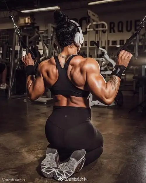 alicia bell是一位来自加拿大的顶尖水平肌肉女运动员,她在2017年就