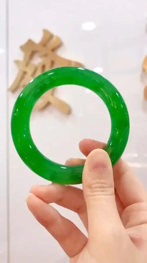 收藏级别满绿翡翠手镯,两腕玉挑脱,传承千年,给人以暗香盈袖的美感-度