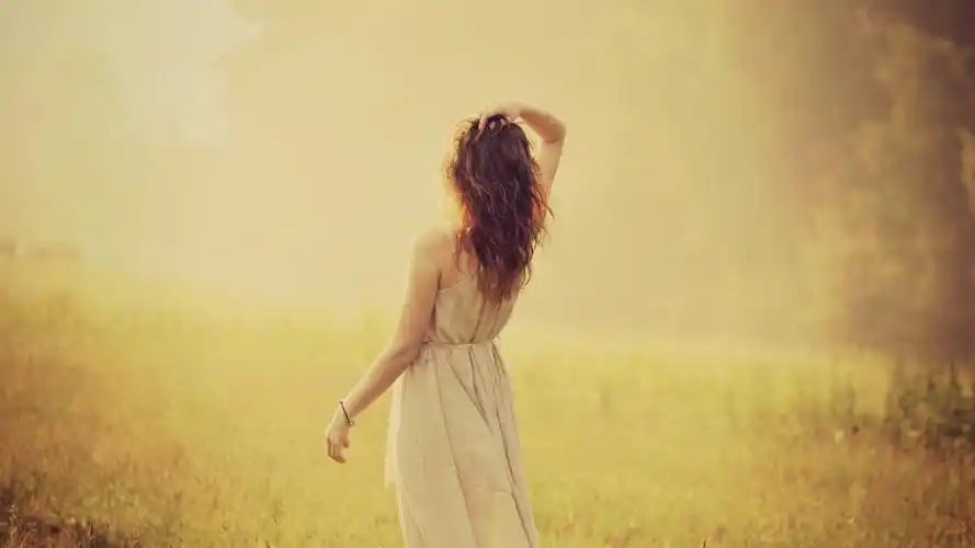 女孩卷发背影,唯美心情,漂亮裙子,桌面壁纸免费下载