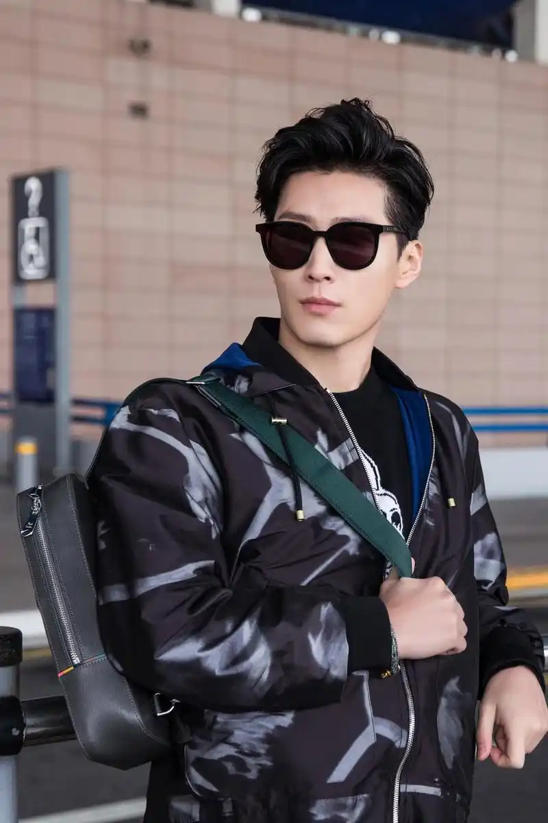 窦骁启程巴黎男装周 展现绅士的多面气质