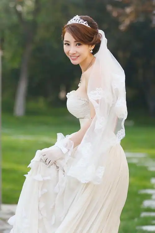 组图:柳岩自曝恨嫁多年 "结婚吧"出嫁拍纯美婚纱写真 【7】