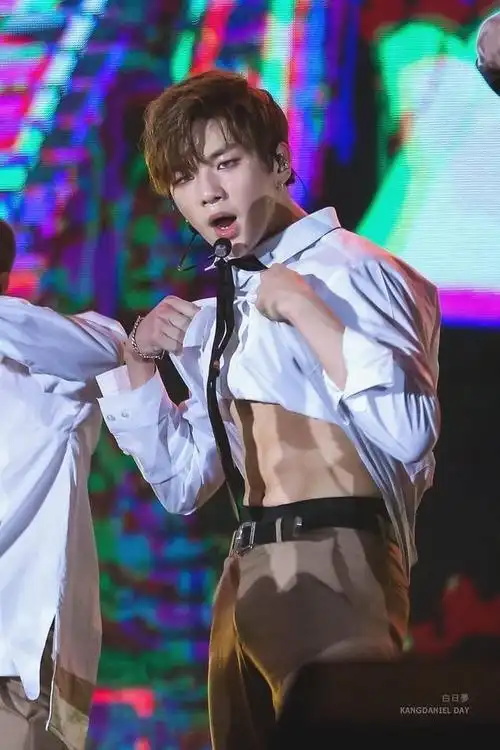 千玺世勋伯贤腹肌能当搓衣板!