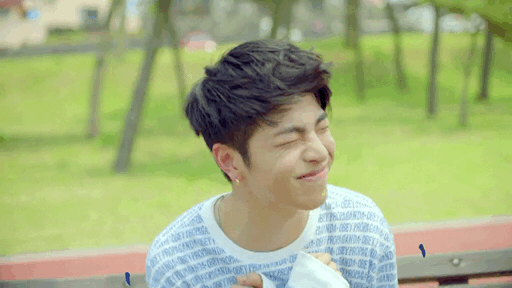 帅哥卖萌爱心搞笑gif动图_动态图_表情包下载_soogif