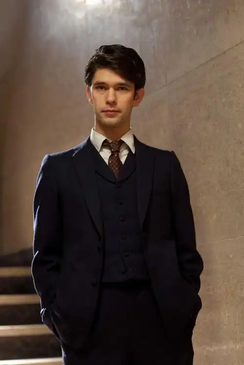 毕业于英国皇家戏剧学院,英国男演员