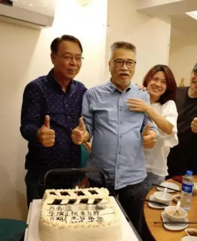 66岁吴孟达为养家狂工作面对镜头搞怪变回搞笑无厘头的达叔