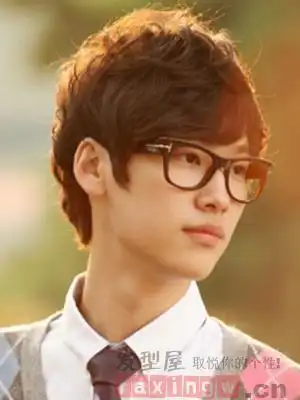 男生金棕色发型显时尚显帅气