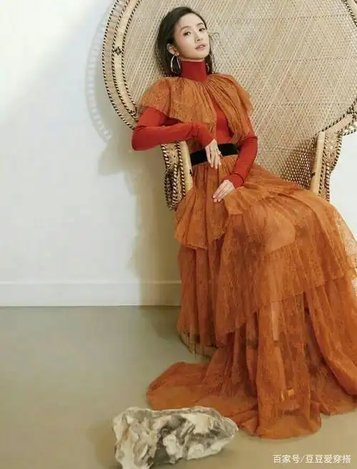 林依晨赢了一身设计感网纱长裙真挺吸睛看起来淡定又从容