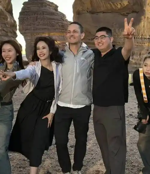 和周星驰分手后,还能见面不脸红的莫文蔚,最终嫁给了自己的初恋