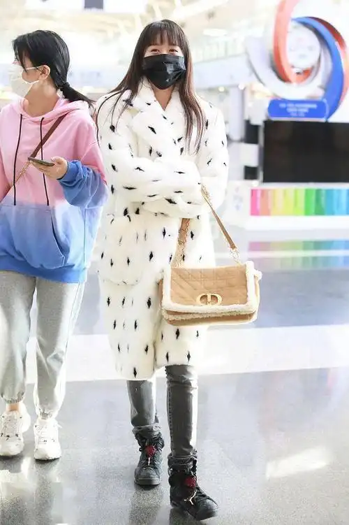 袁冰妍黑白皮草大衣气场十足 长发披肩气质甜美