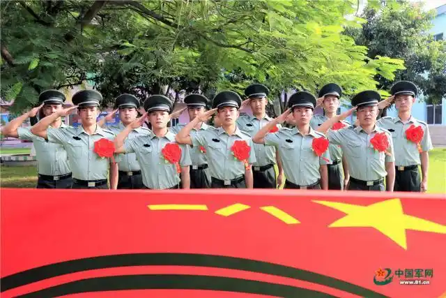 卸衔仪式结束后,退伍老兵向军旗敬礼.