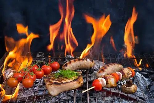 带火焰的烧烤肉组