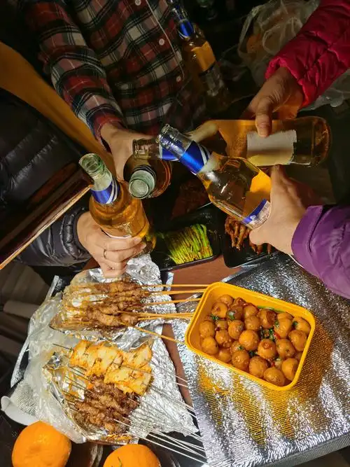 是夜 闺蜜几个东北烧烤伴哈啤,惬意无比.