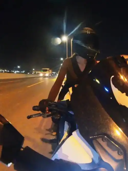 夏天的夜晚骑车太舒服了～#深圳女骑  #机车  #机车女孩  #机车摄影