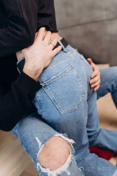 戴着黑色帽子,帽子,爱,亲吻照片-正版商用图片17jaeq-摄图新视界