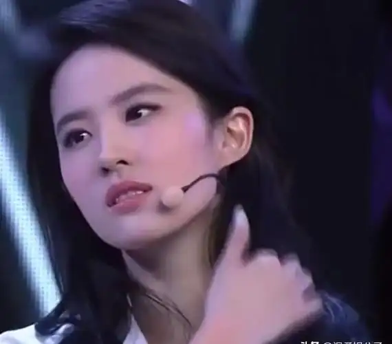 刘亦菲到底算不算中国第一美女看看她和范冰冰的合照你就有答案