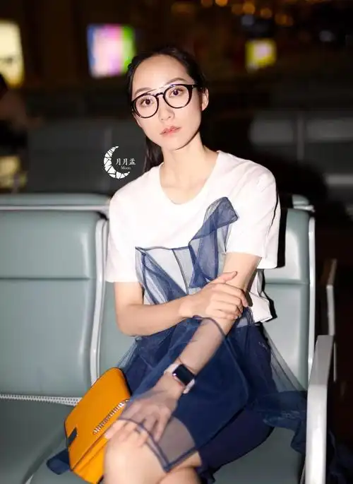 韩雪上海机场街拍,阿拉蕾的黑框眼镜超减龄