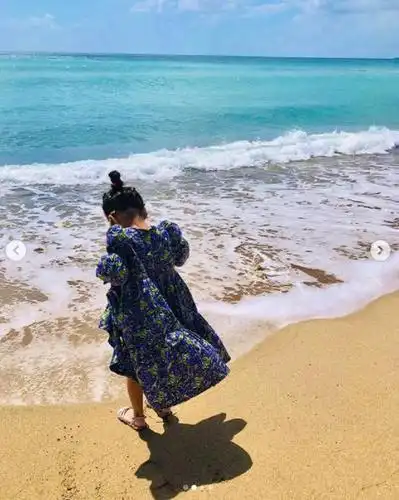 昆凌带女儿海边游玩,五岁海瑟薇扎丸子头,穿泡泡袖长裙造型淑女