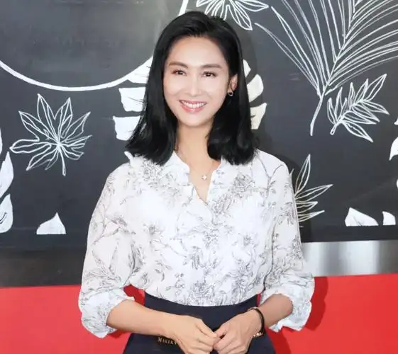 朱茵一家三口罕有同框11岁女儿越大越像爸爸黄贯中