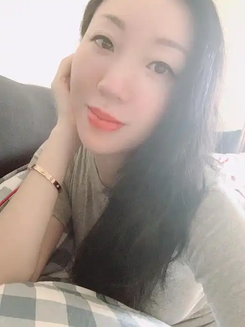 四十多岁的女人随时在朋友圈里晒自拍是什么心态