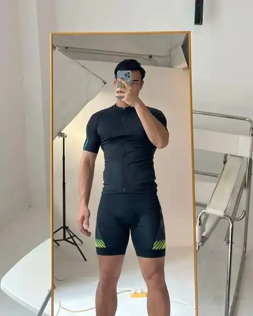 这位火出圈的内裤模特找到了这身材腹肌谁受得了啊