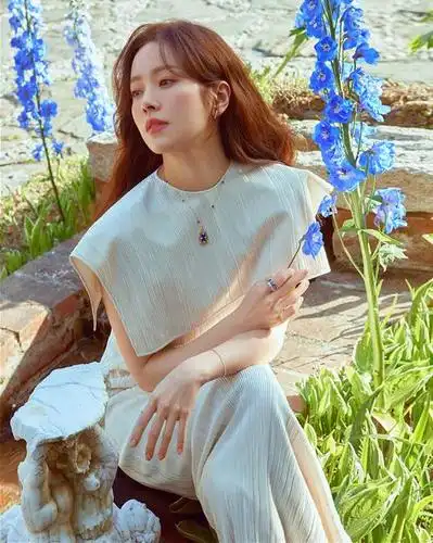 韩志旼最新品牌时尚画报公开 温柔甜美仿佛童话中公主般美丽