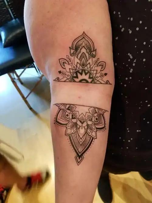 女生手臂上黑色线条素描创意文艺梵花花纹纹身图案