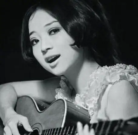 徐小凤年轻照片曝光 香港之莺的传奇经历大揭秘