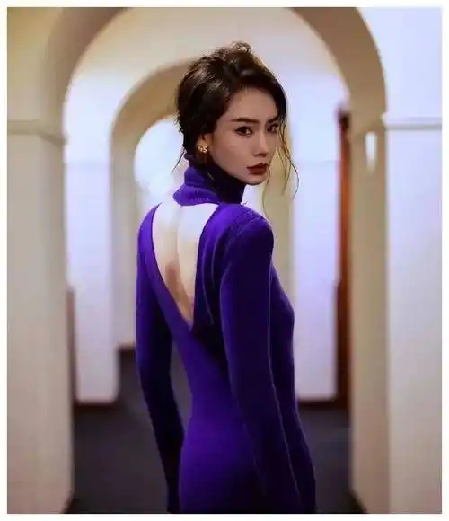 39岁戚薇老相?金色长裙纸片人!面部松垮,妆容陈旧!_刘涛_容颜_年龄