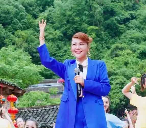 乌兰图雅个人介绍(著名歌唱家乌兰图雅:草原上走出的蒙古之花,失恋后