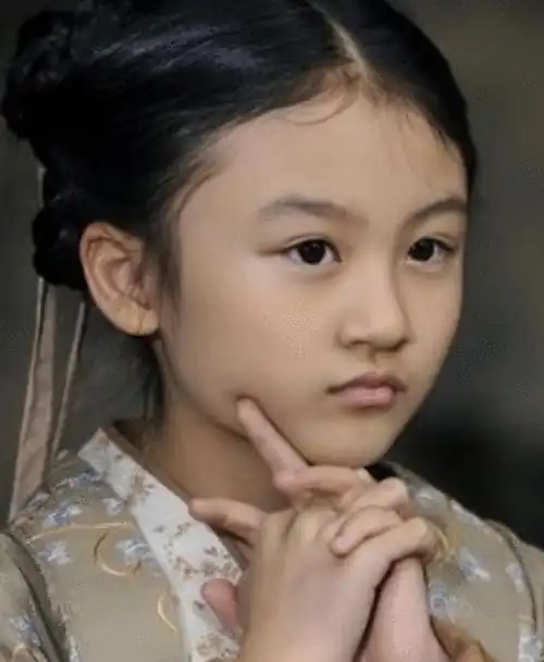 此刻的陆子艺,生活与演艺事业均展现出璀璨的光芒,前景无可限量.