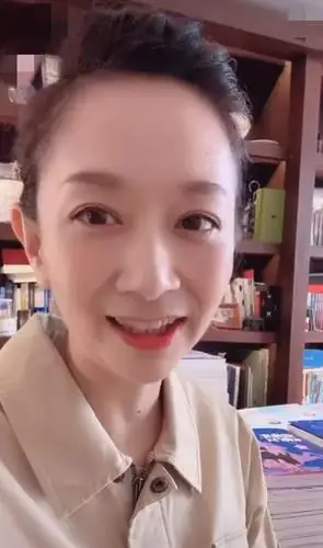 主持人王芳一天只休息半小时?为直播拼命却遭吐槽:忘了主持本行