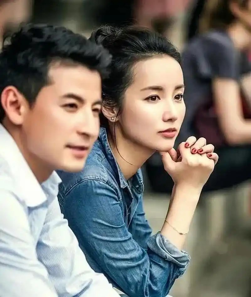 她老公钱泳辰和富婆何艾合办培训学校名字叫"艾辰",每次合影都让吕一