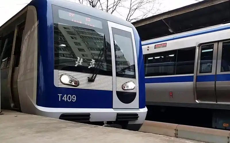 北京地铁2号线列车下穿居民楼驶出车辆段